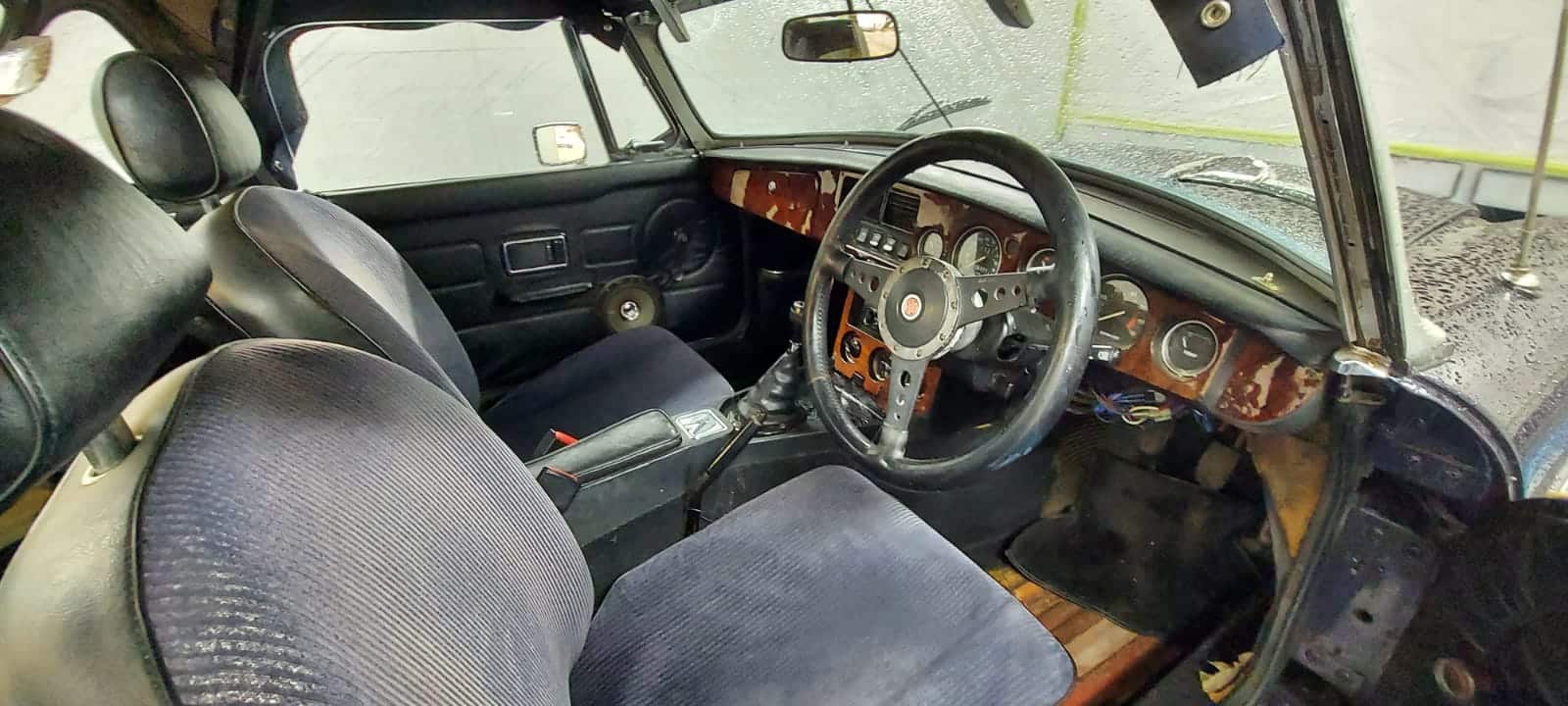141021 1977 MGB Roadster paintbooth 5 1