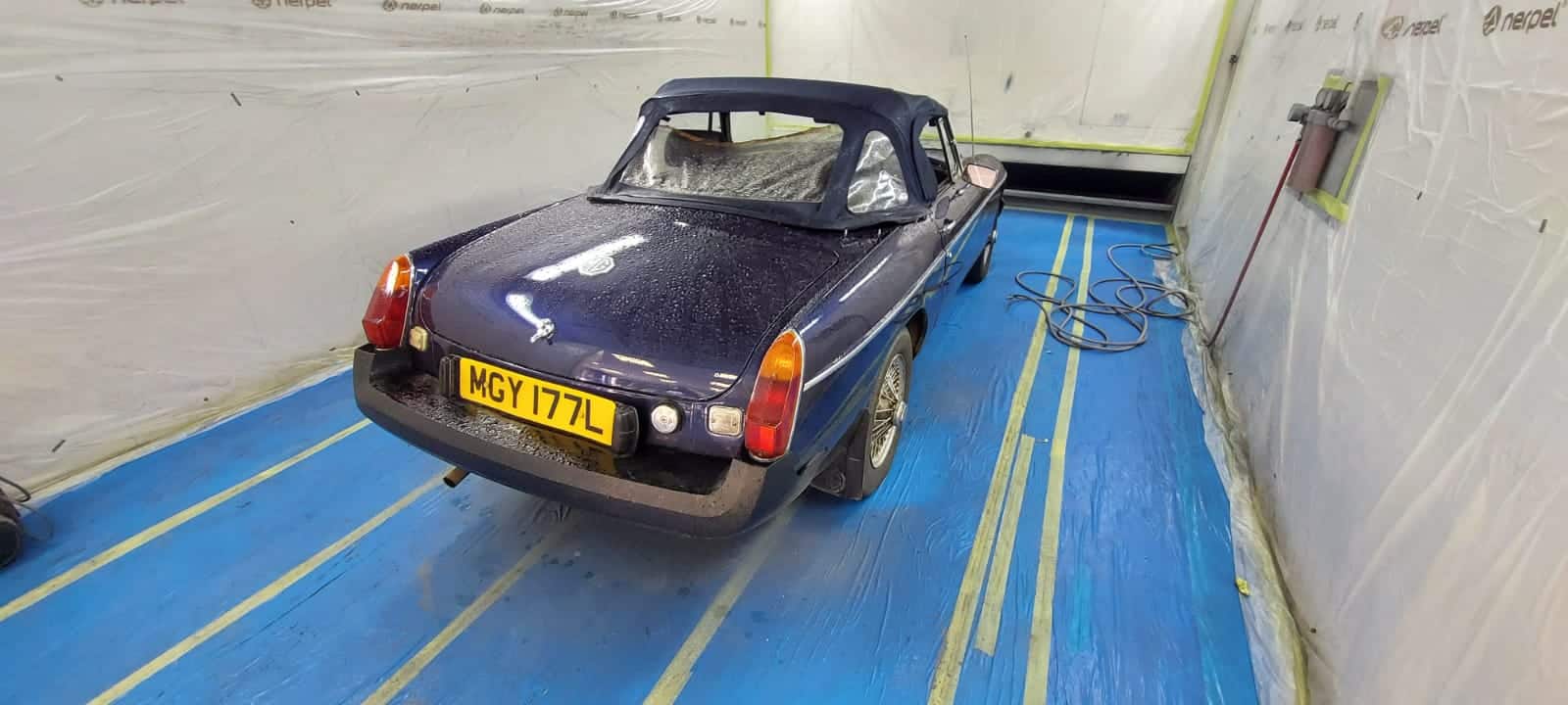 141021 1977 MGB Roadster paintbooth 6 1
