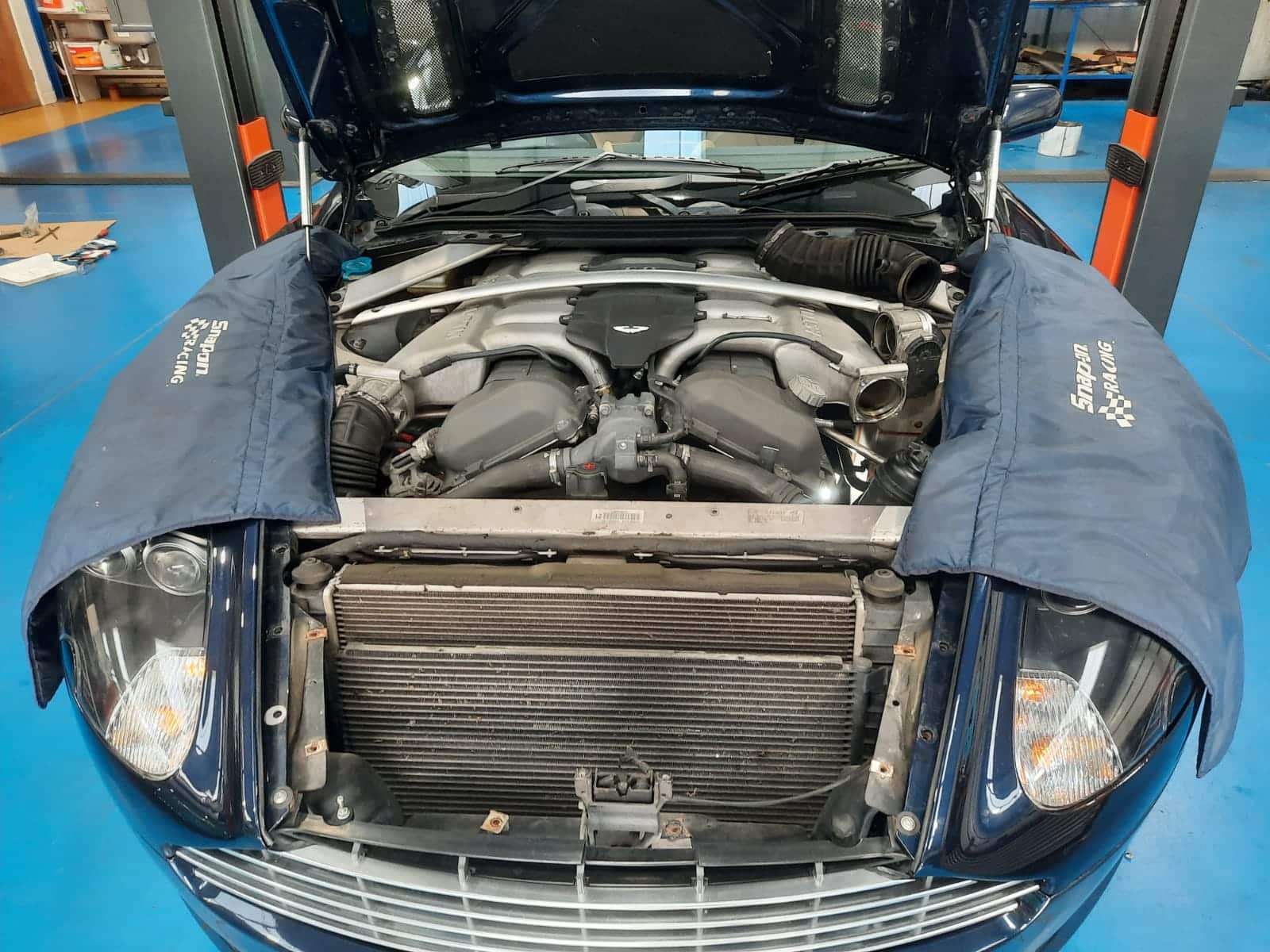 051121 Aston Martin DB9 fitting the power steering pump 12 1