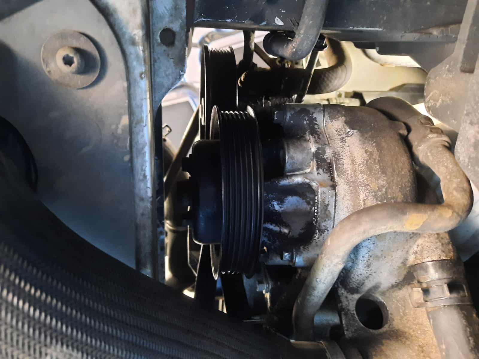051121 Aston Martin DB9 fitting the power steering pump 14 1