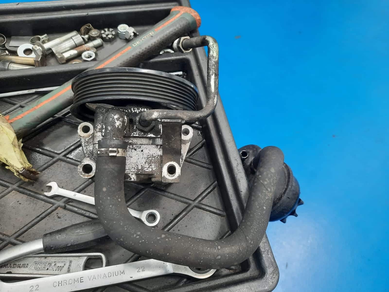 051121 Aston Martin DB9 fitting the power steering pump 15 1