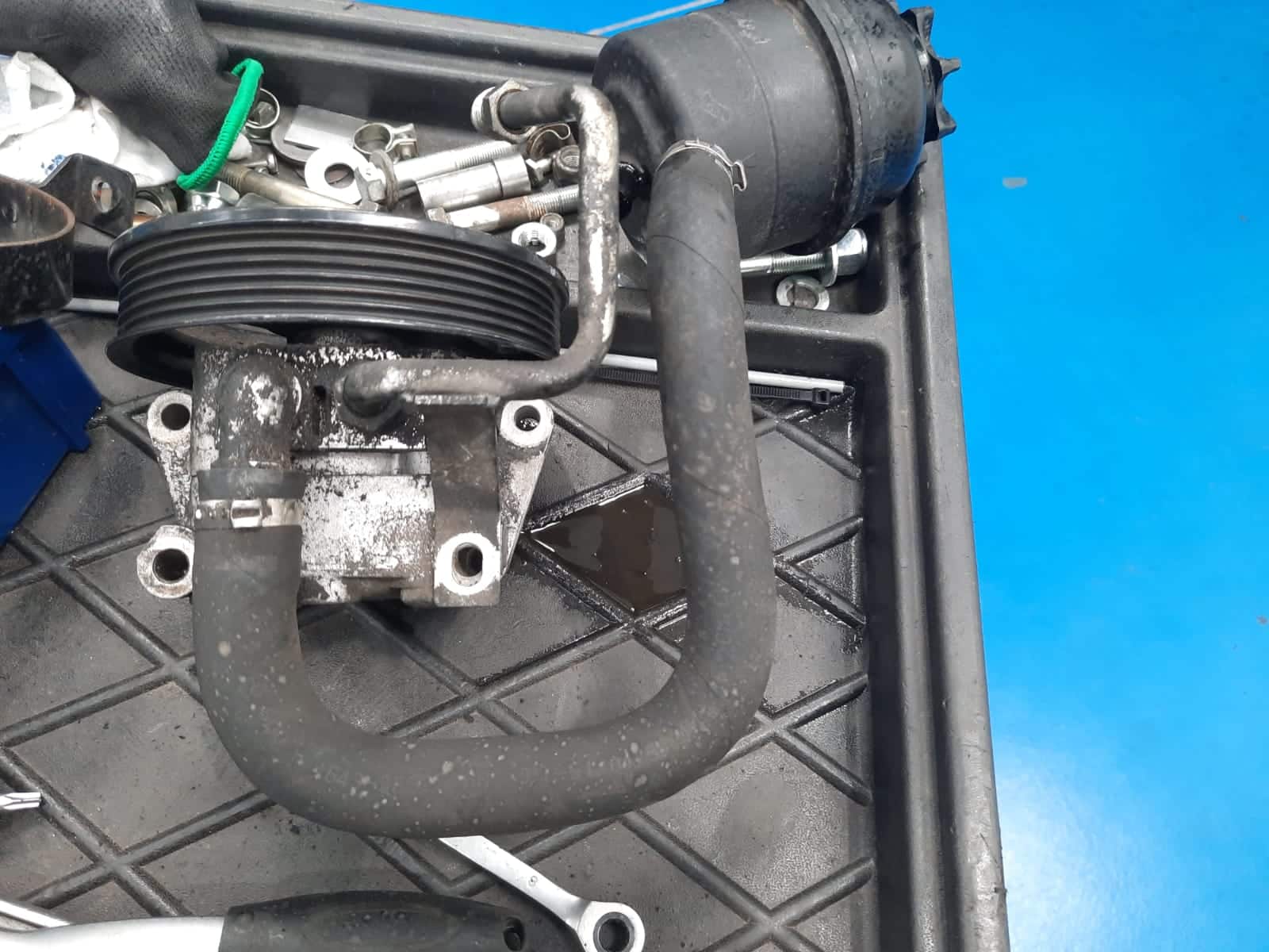 051121 Aston Martin DB9 fitting the power steering pump 16 1