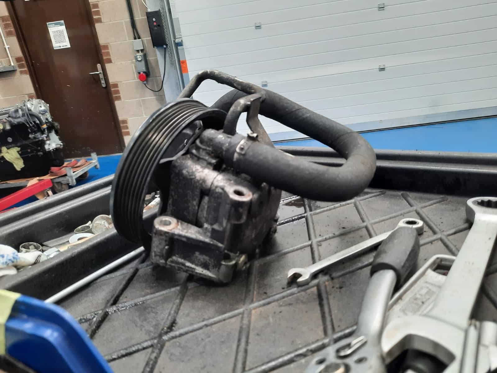 051121 Aston Martin DB9 fitting the power steering pump 18 1