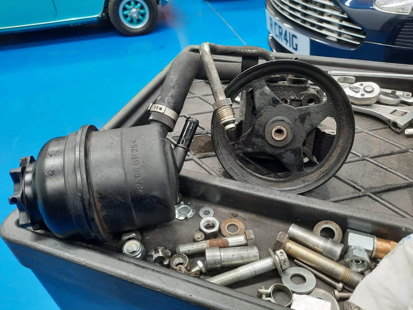 051121 Aston Martin DB9 fitting the power steering pump 19 1