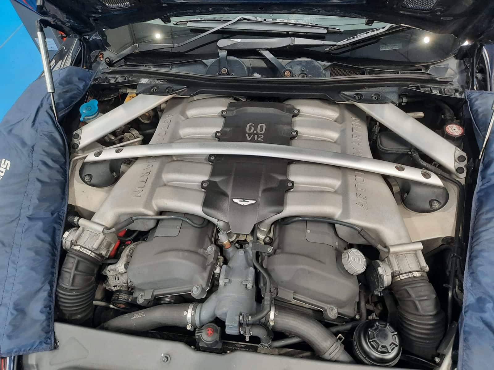 051121 Aston Martin DB9 fitting the power steering pump 2 1