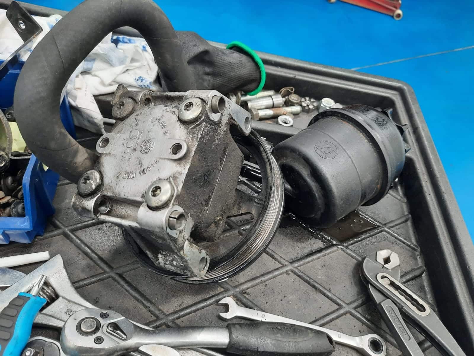 051121 Aston Martin DB9 fitting the power steering pump 21 1