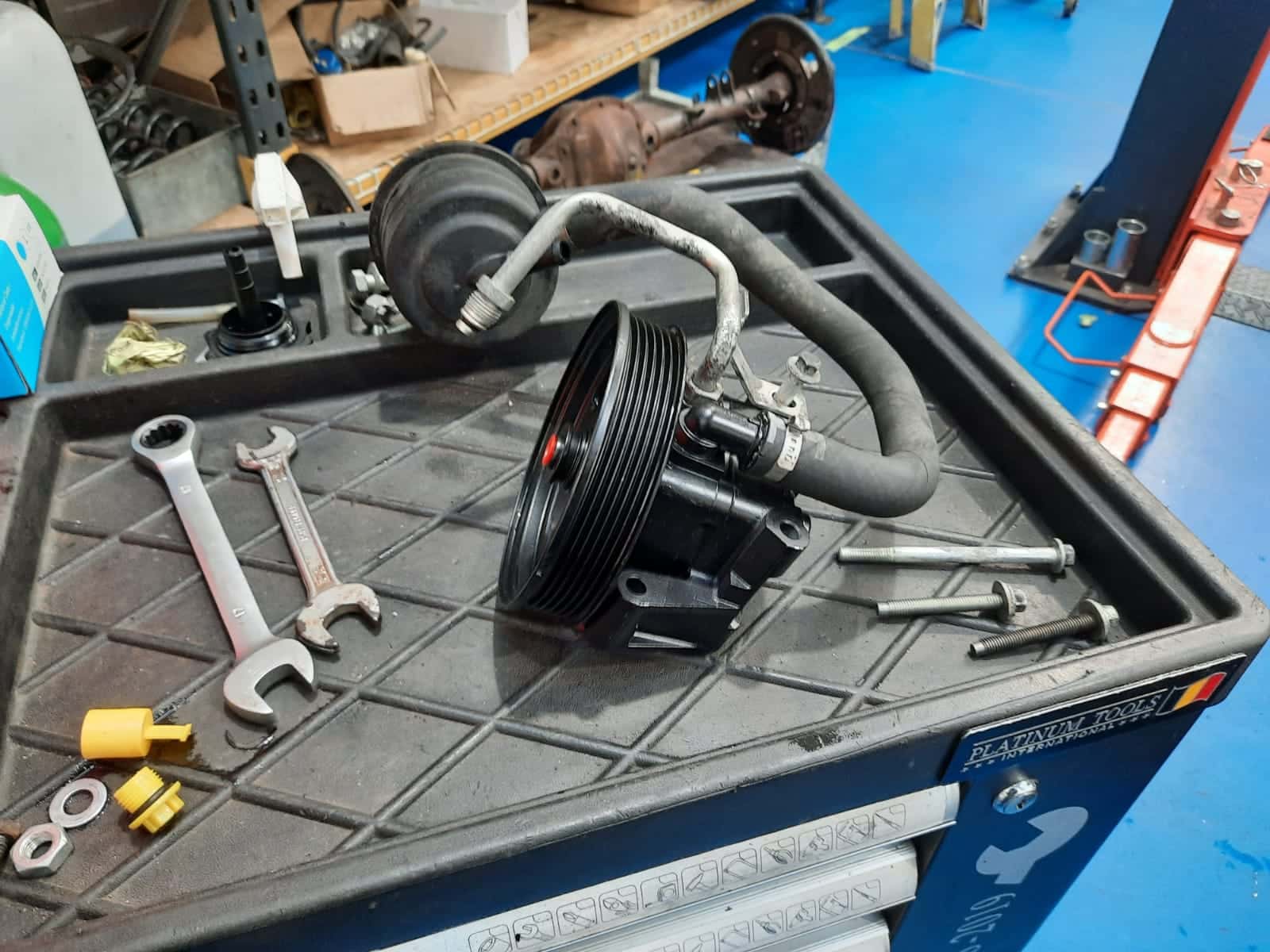 051121 Aston Martin DB9 fitting the power steering pump 24 1