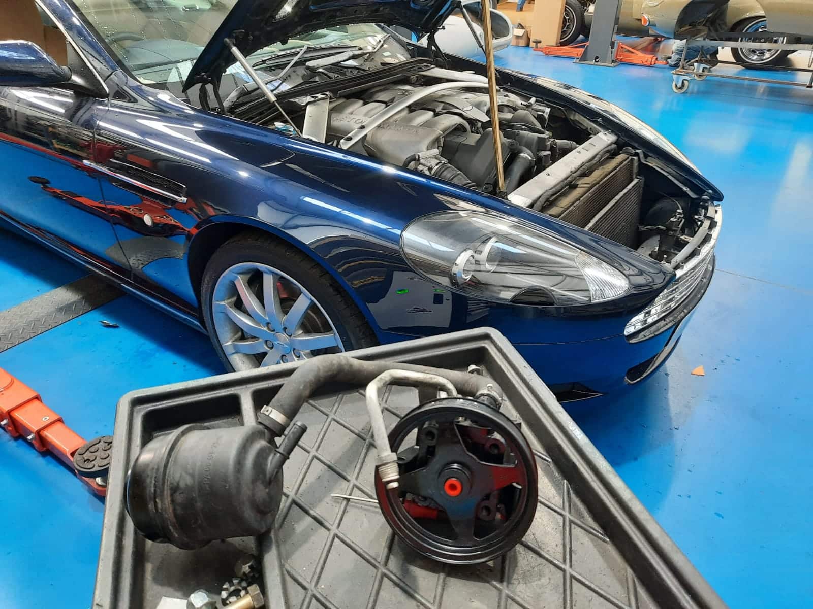 051121 Aston Martin DB9 fitting the power steering pump 25 1