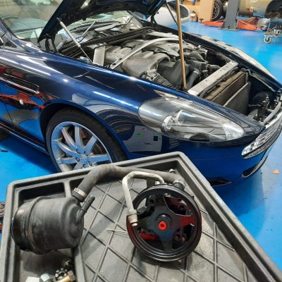 051121 Aston Martin DB9 fitting the power steering pump (25)