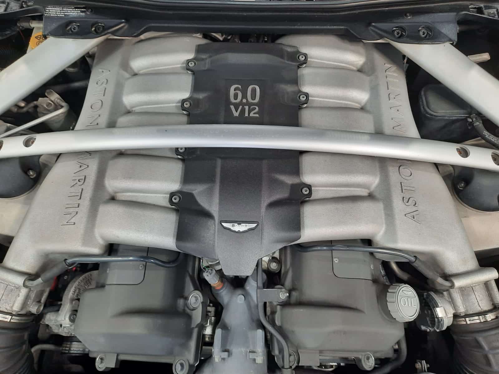 051121 Aston Martin DB9 fitting the power steering pump 4 1
