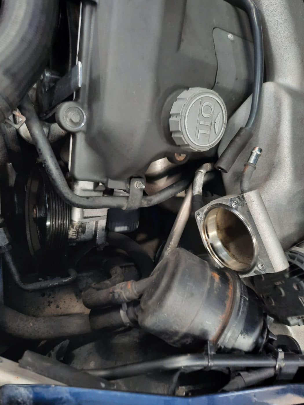 051121 Aston Martin DB9 fitting the power steering pump 7 1