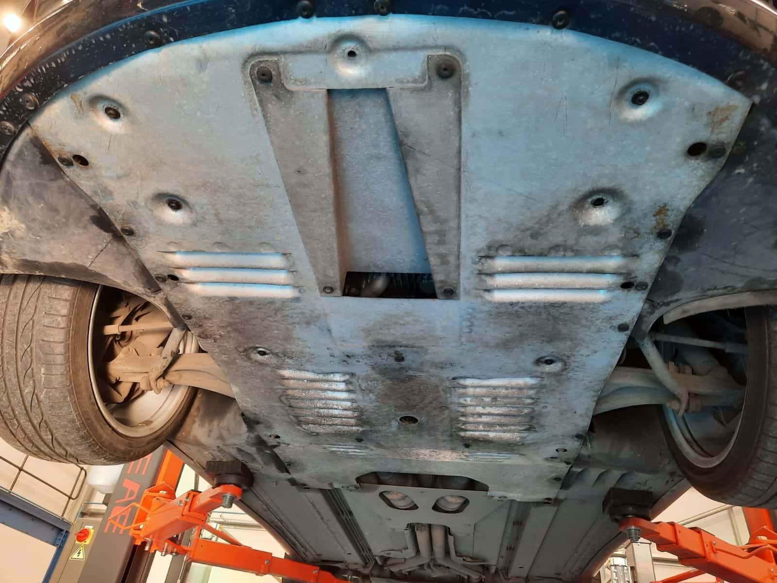 051121 Aston Martin DB9 fitting the power steering pump 8 1