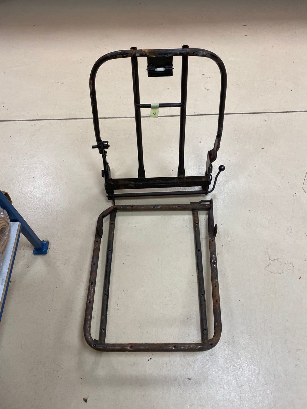 091121 1970 MGB Roadster Seat Teardown 1