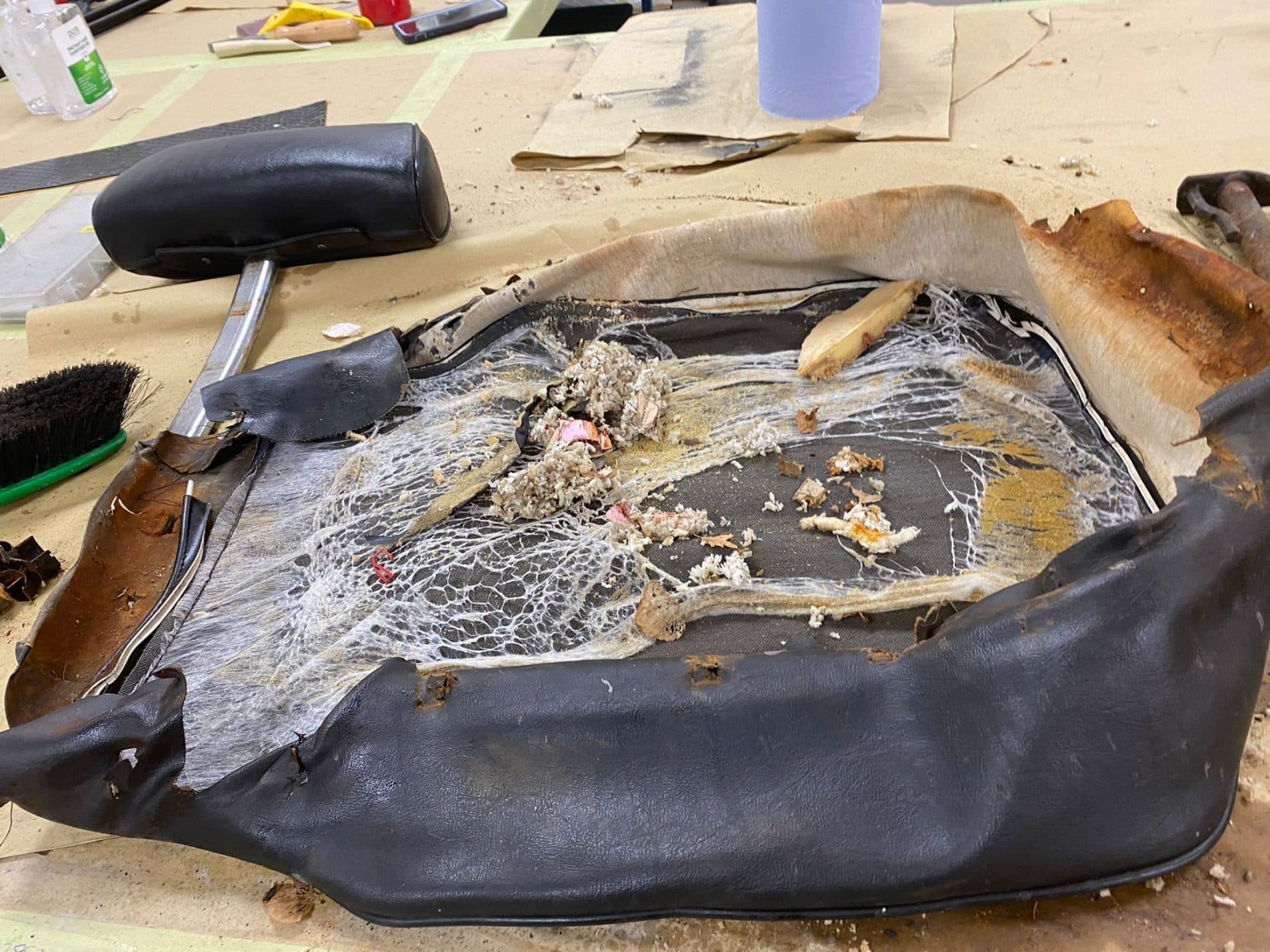 091121 1970 MGB Roadster Seat Teardown 10 1