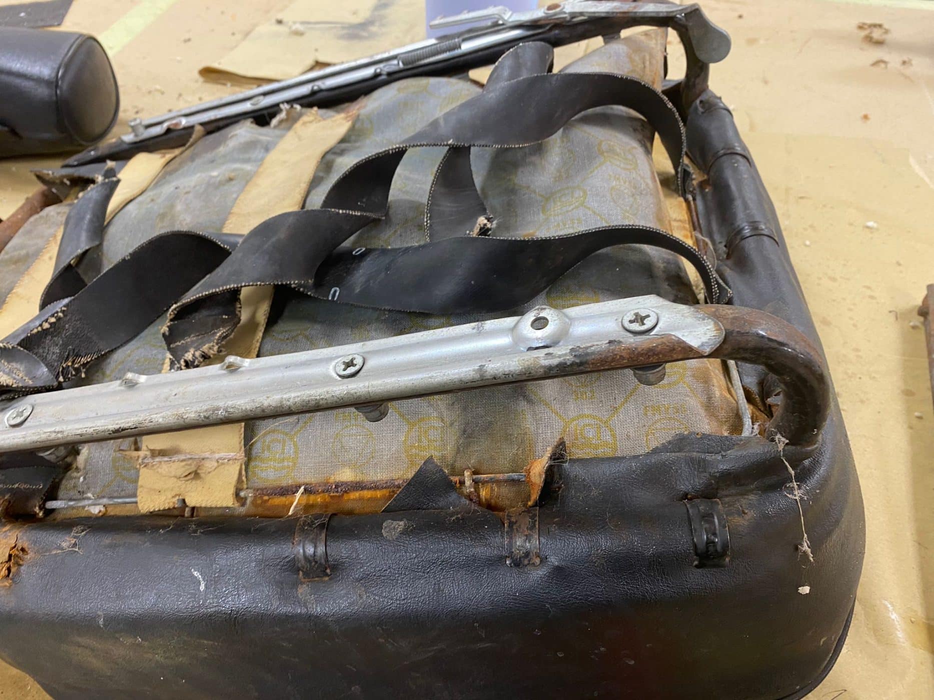 091121 1970 MGB Roadster Seat Teardown 11 1