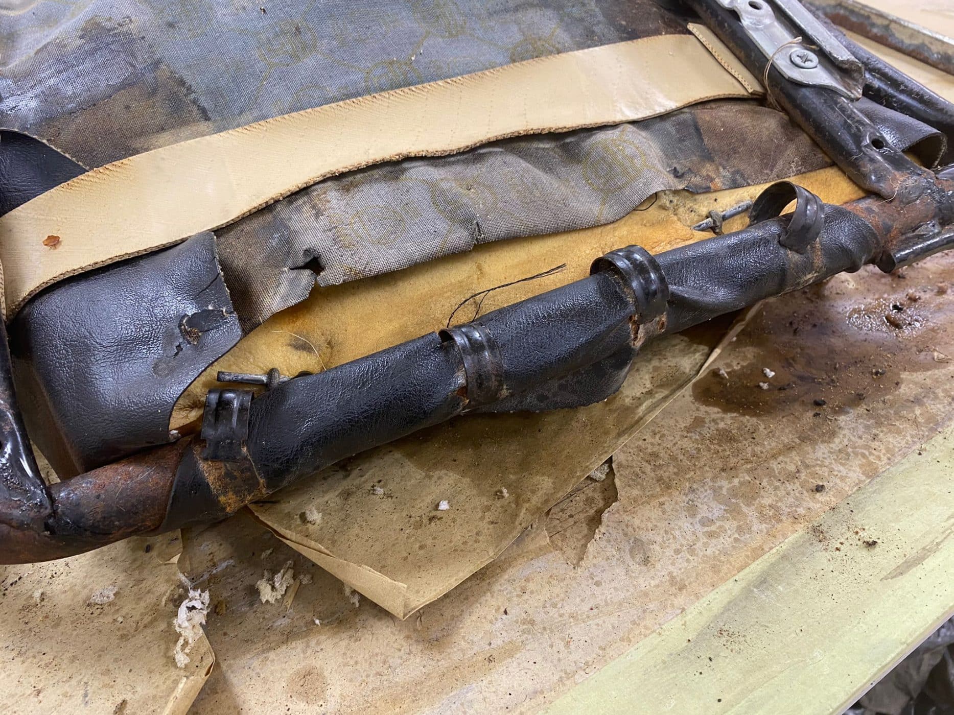 091121 1970 MGB Roadster Seat Teardown 12 1