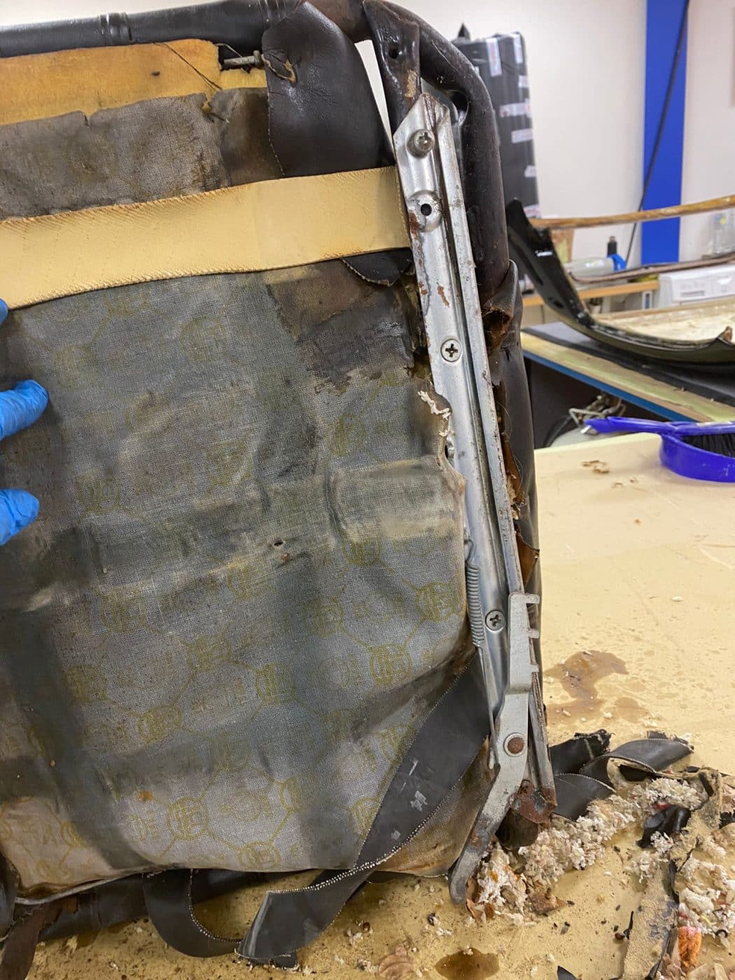 091121 1970 MGB Roadster Seat Teardown 13 1