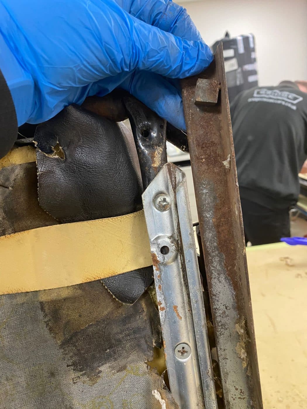 091121 1970 MGB Roadster Seat Teardown 14 1