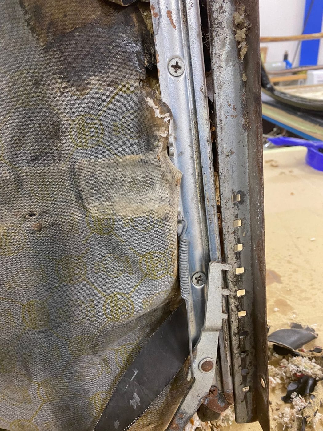 091121 1970 MGB Roadster Seat Teardown 15 1