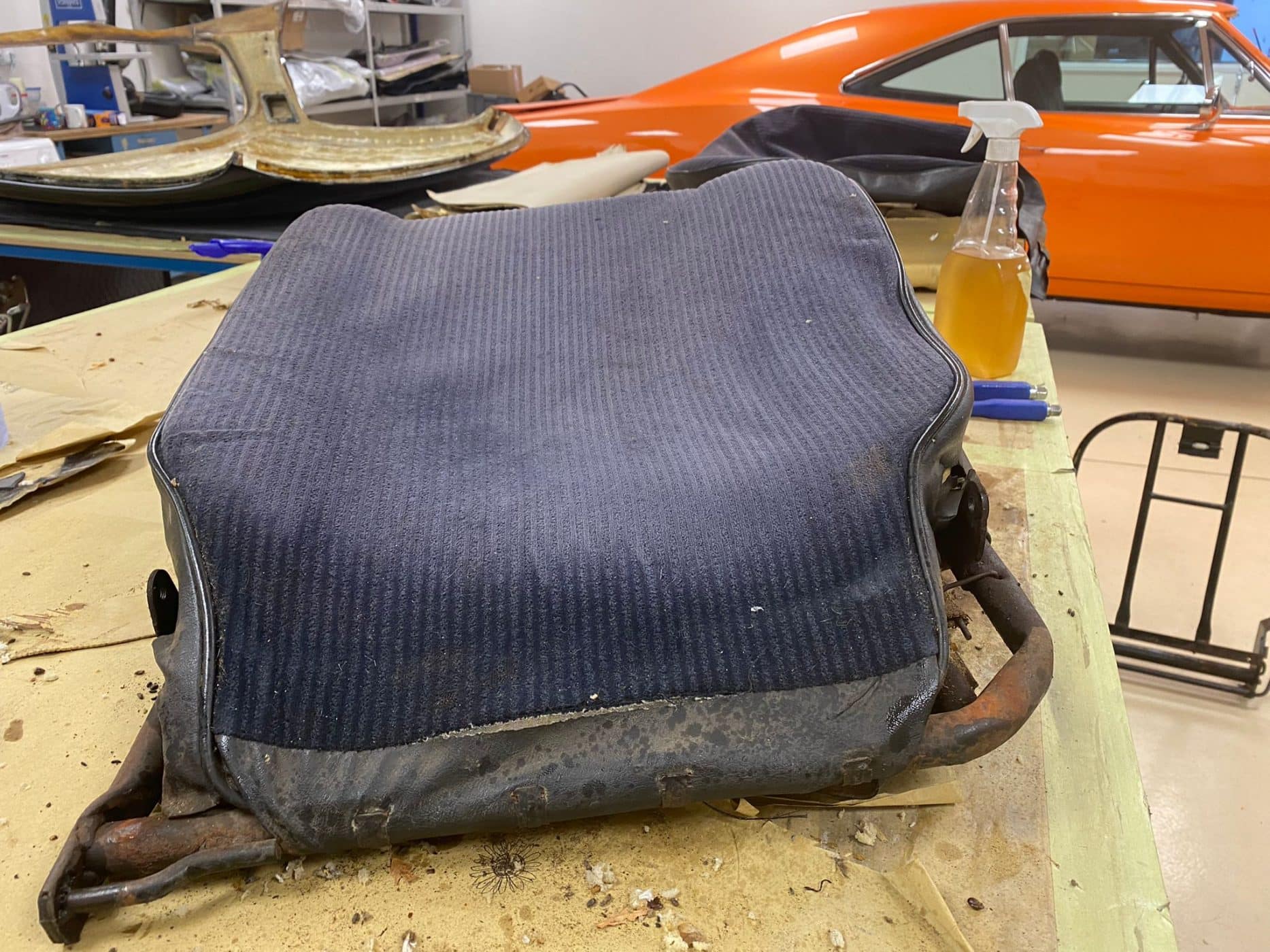 091121 1970 MGB Roadster Seat Teardown 16 1
