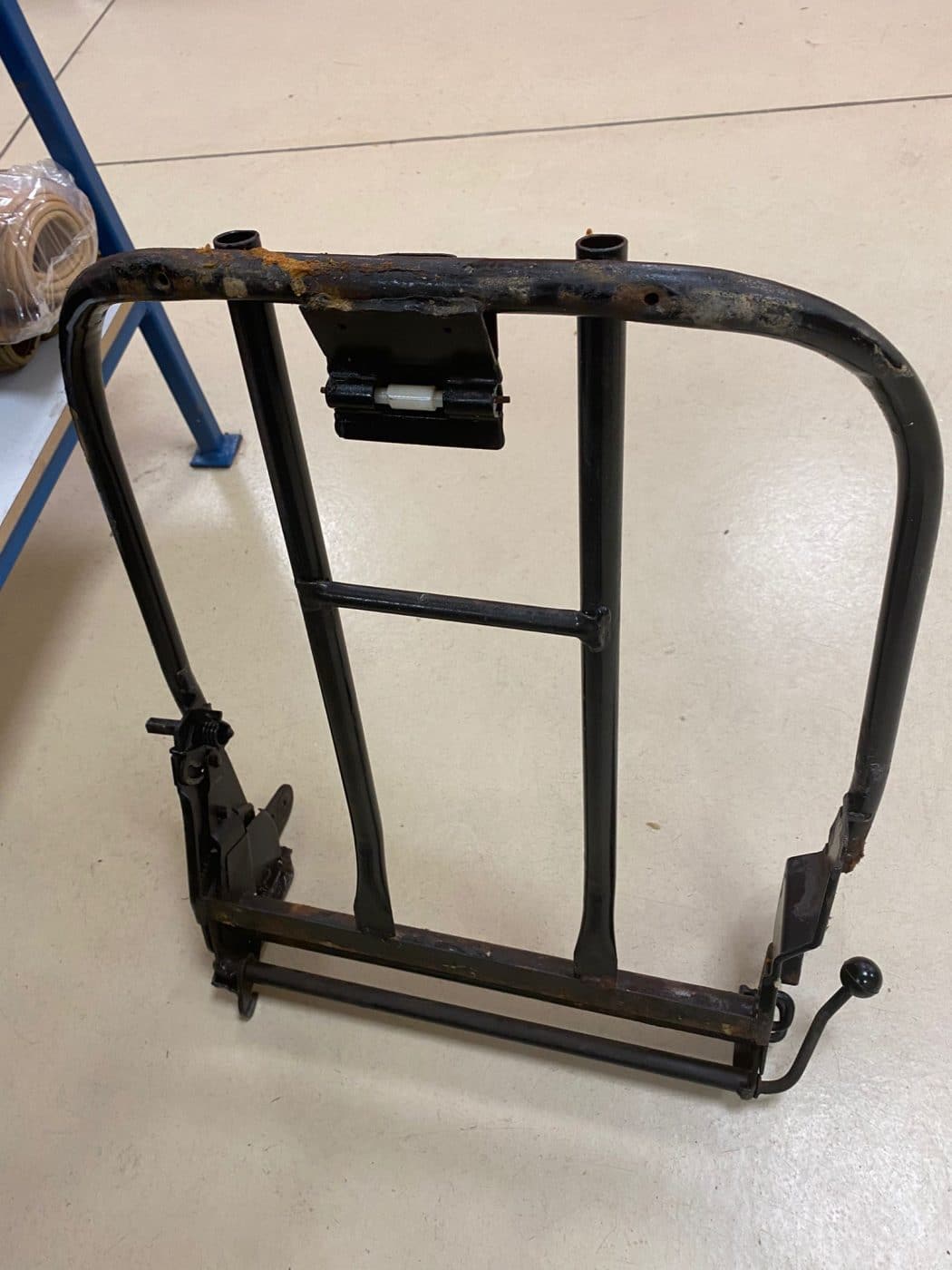 091121 1970 MGB Roadster Seat Teardown 17 1