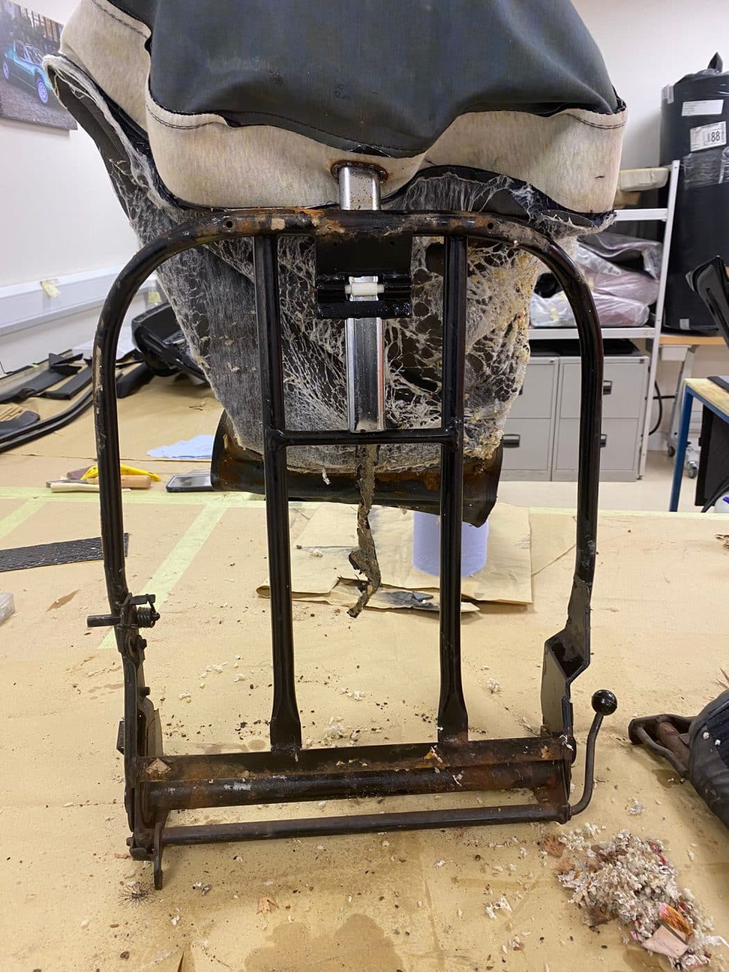 091121 1970 MGB Roadster Seat Teardown 18 1
