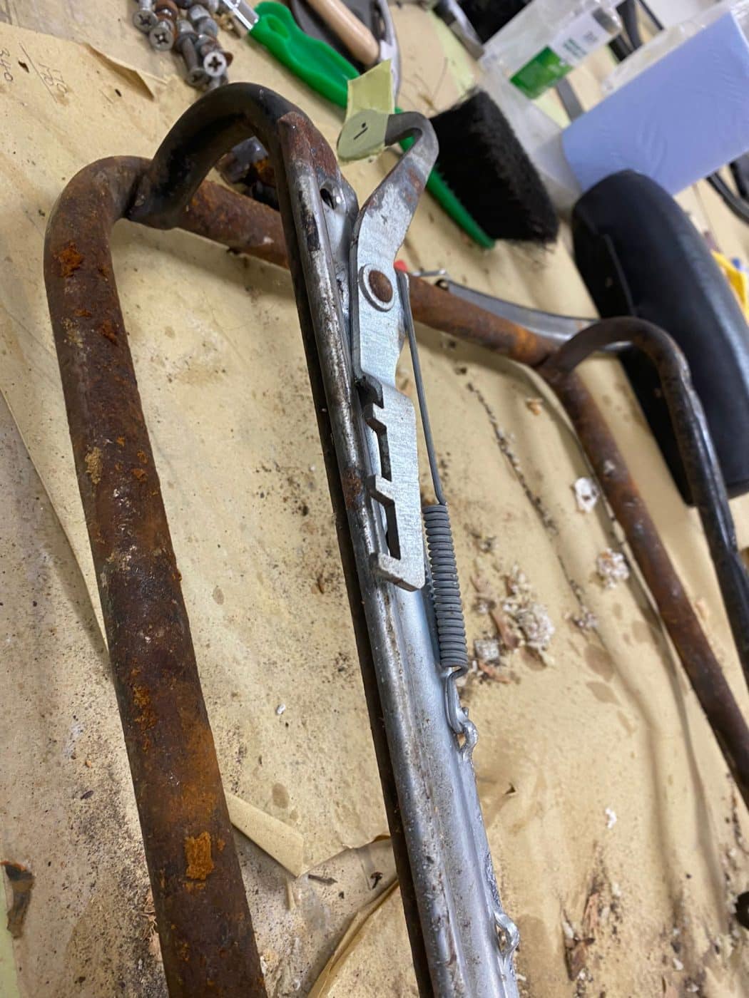 091121 1970 MGB Roadster Seat Teardown 2 1