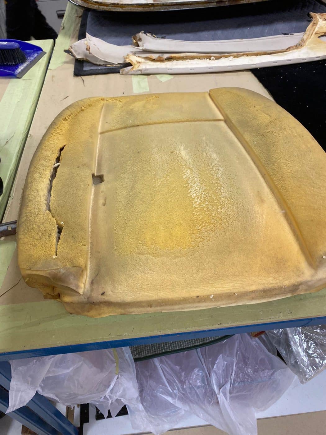 091121 1970 MGB Roadster Seat Teardown 20 1