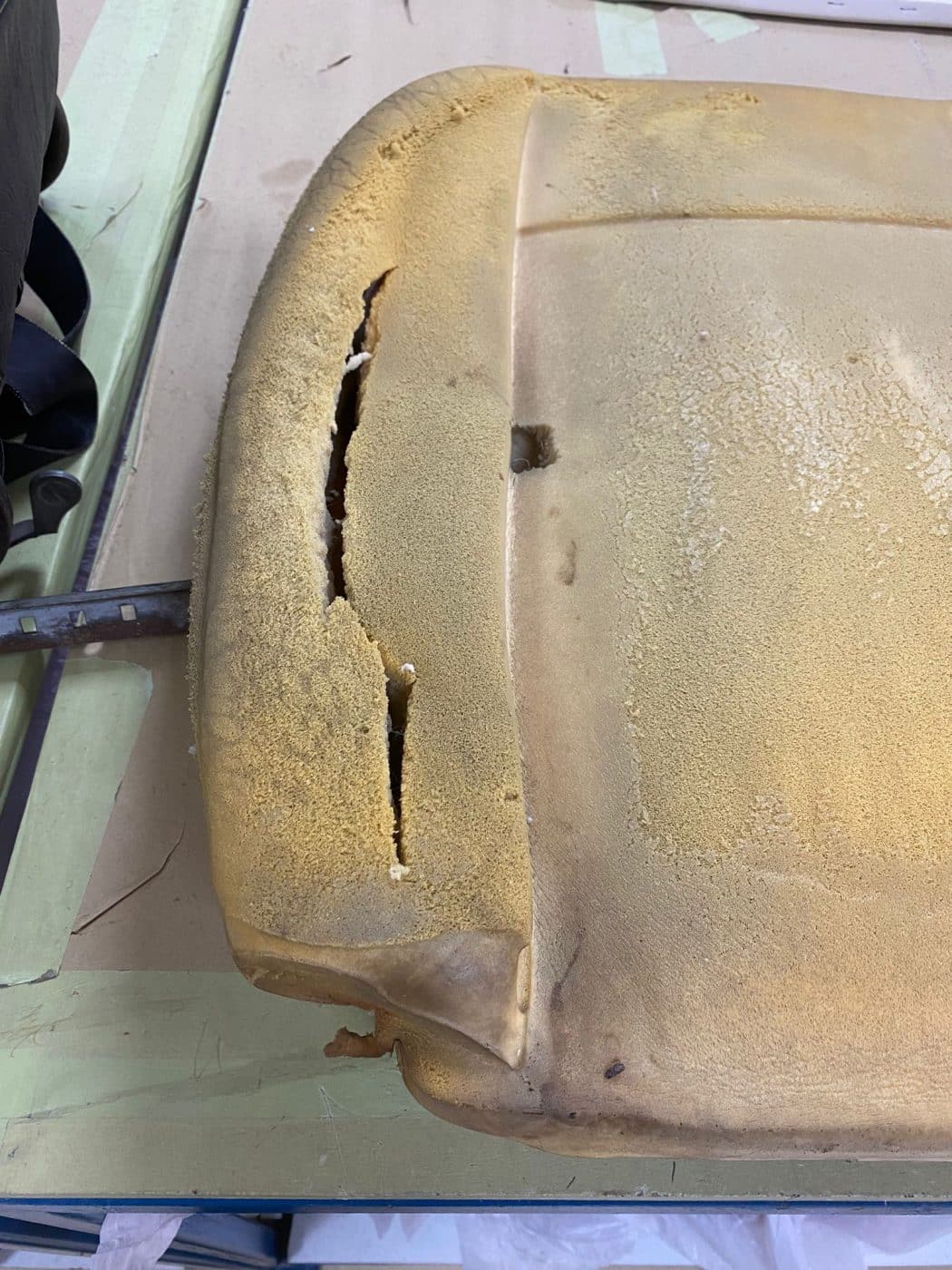 091121 1970 MGB Roadster Seat Teardown 21 1