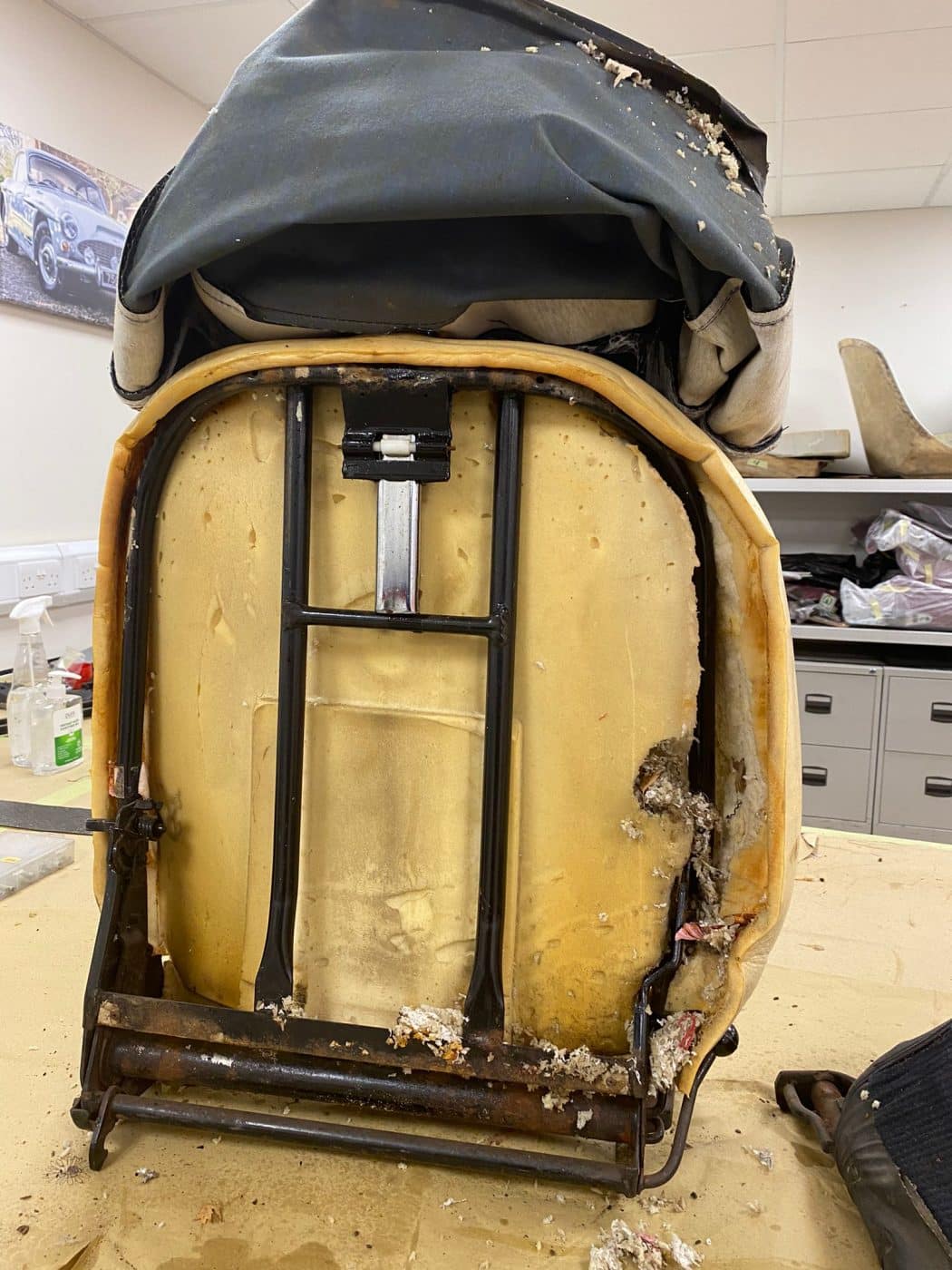 091121 1970 MGB Roadster Seat Teardown 23 1