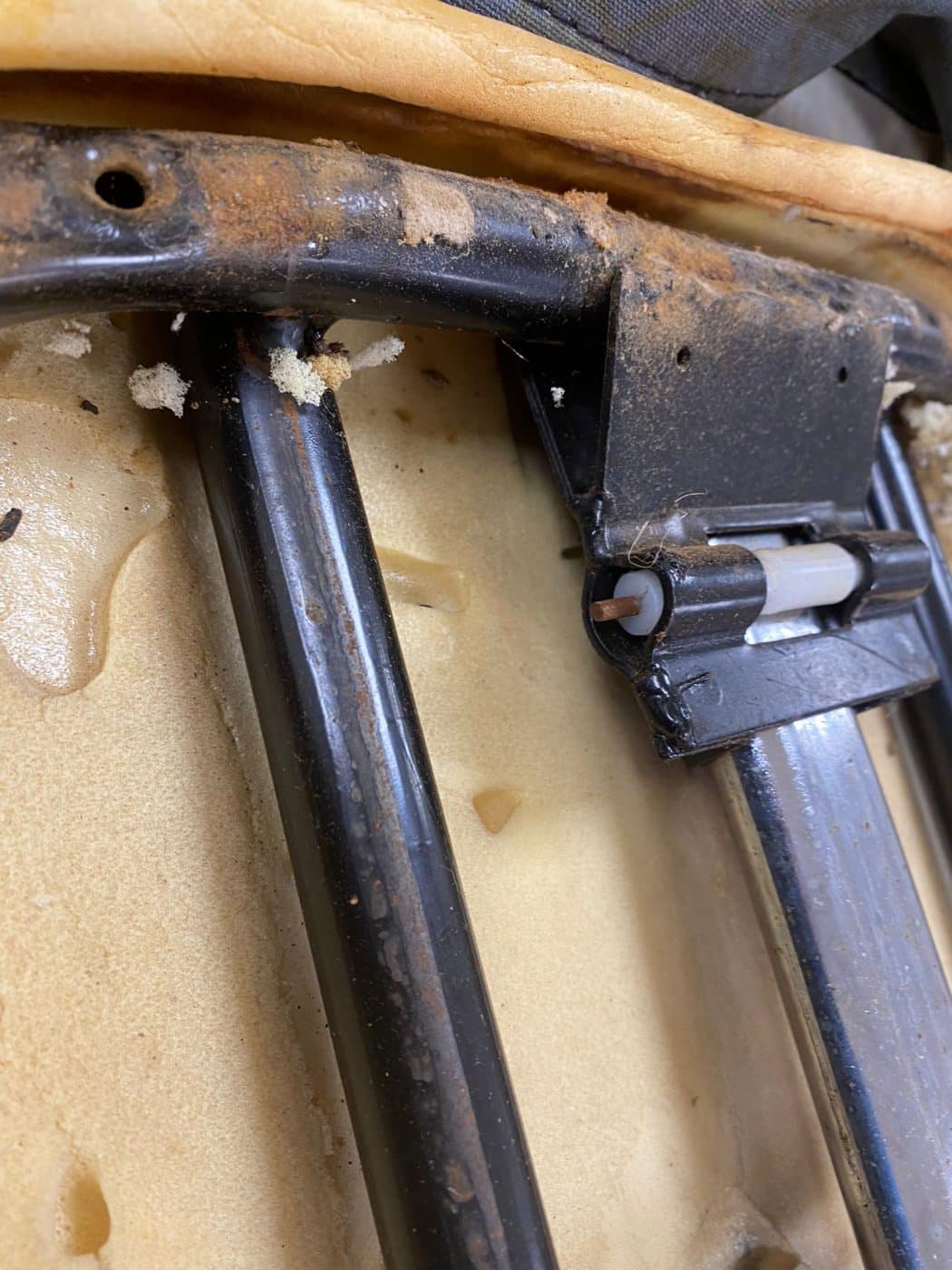 091121 1970 MGB Roadster Seat Teardown 25 1