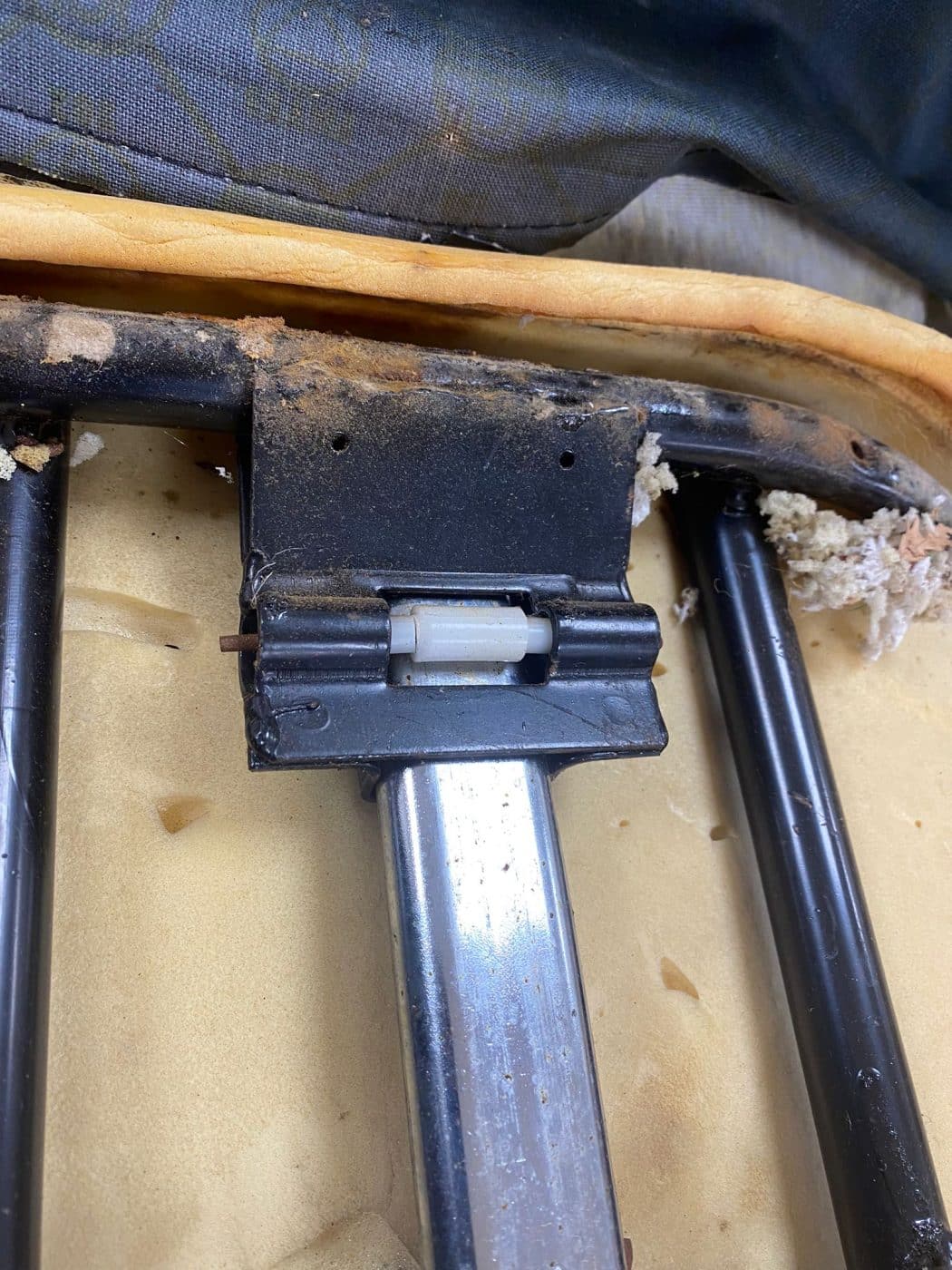 091121 1970 MGB Roadster Seat Teardown 26 1