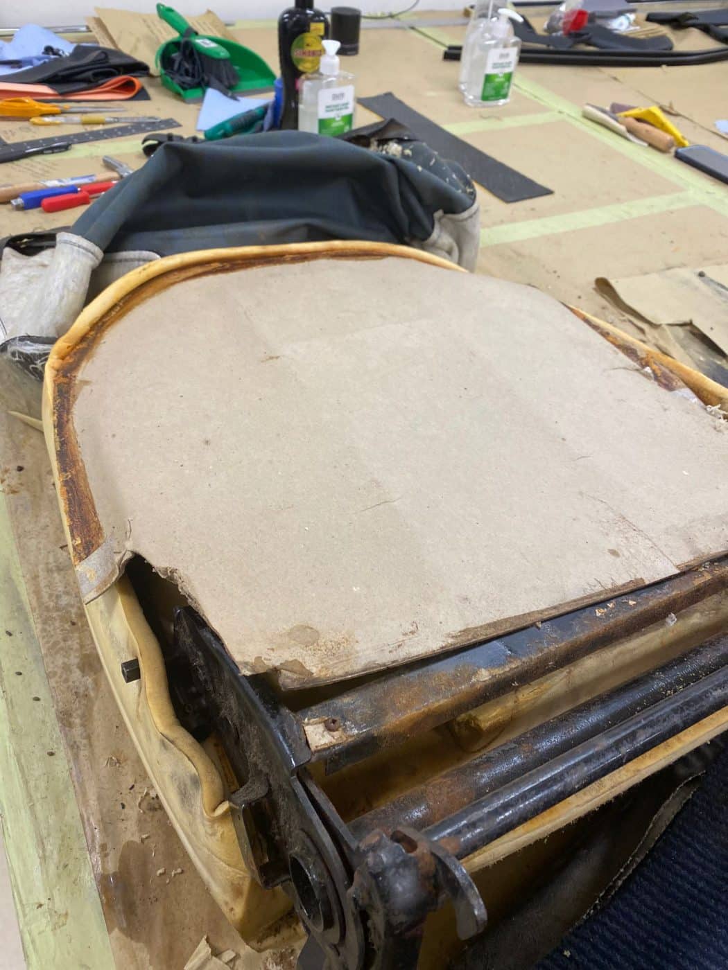 091121 1970 MGB Roadster Seat Teardown 27 1