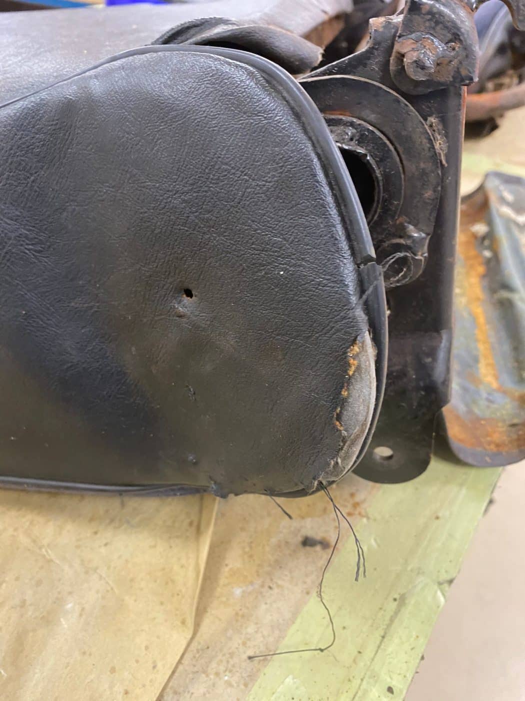 091121 1970 MGB Roadster Seat Teardown 28 1