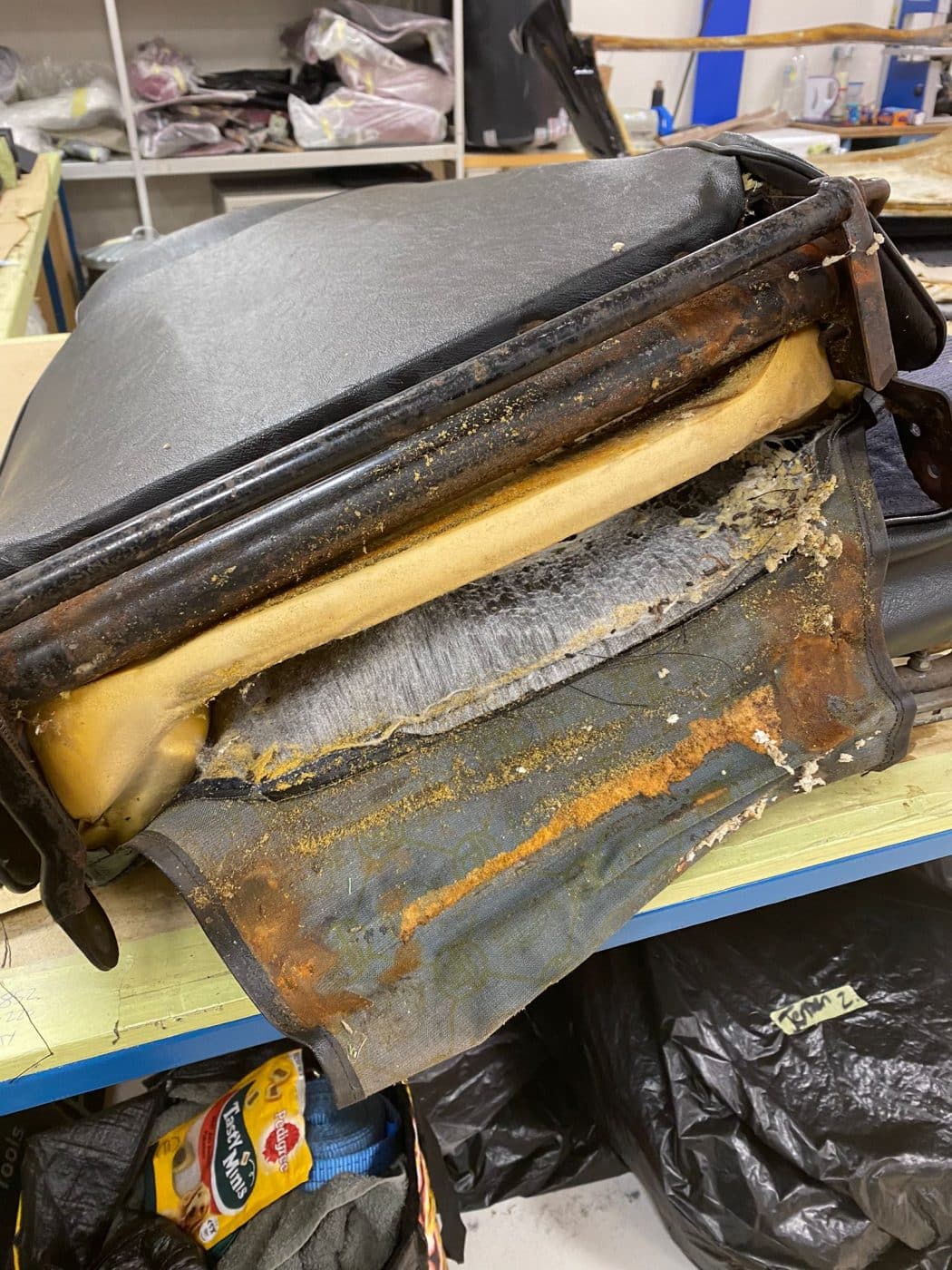 091121 1970 MGB Roadster Seat Teardown 31 1