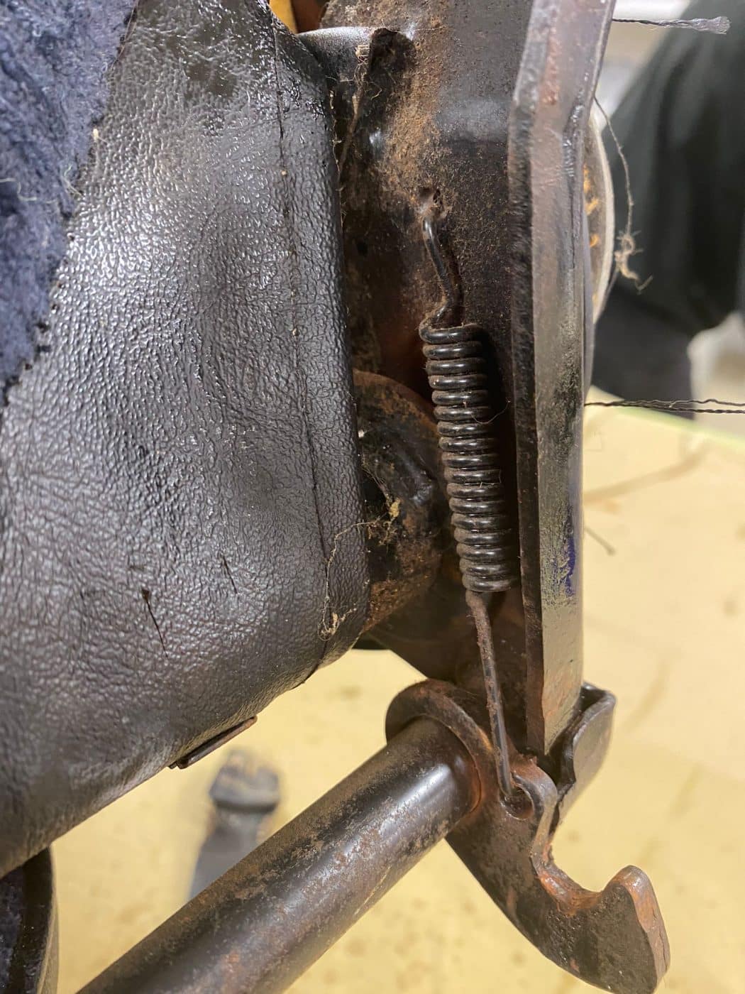 091121 1970 MGB Roadster Seat Teardown 33 1