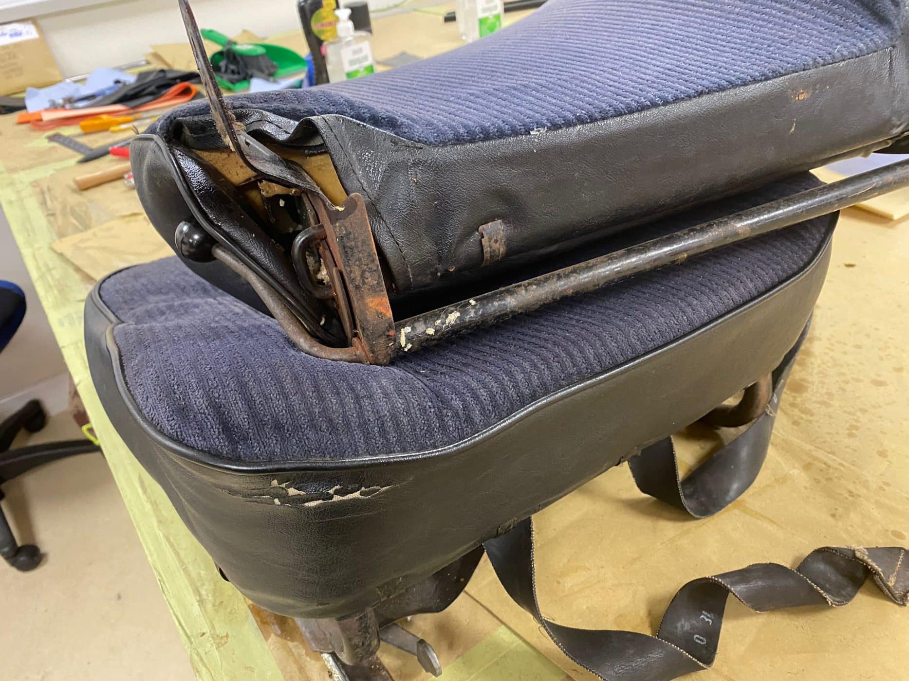 091121 1970 MGB Roadster Seat Teardown 34 1