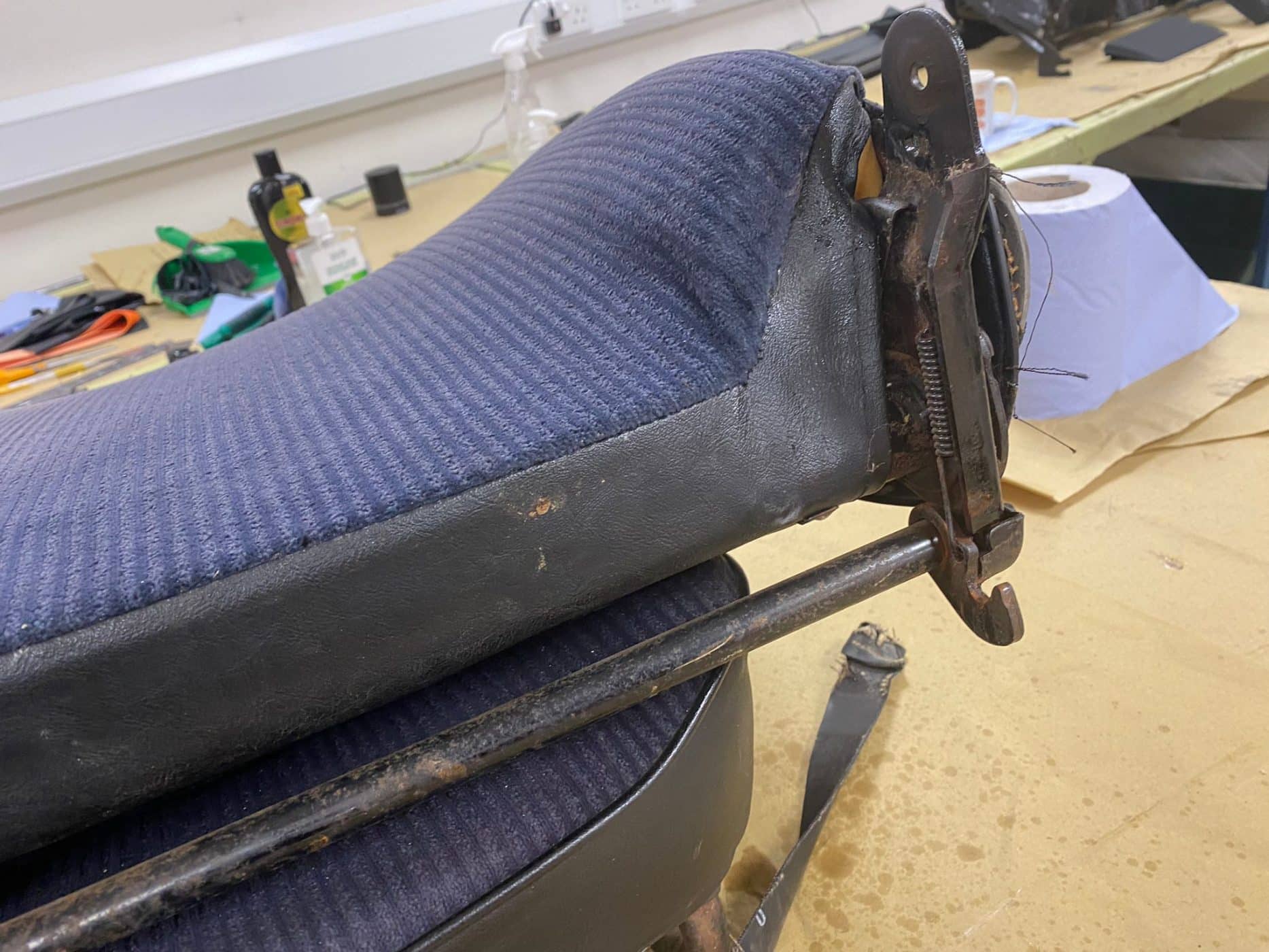 091121 1970 MGB Roadster Seat Teardown 35 1
