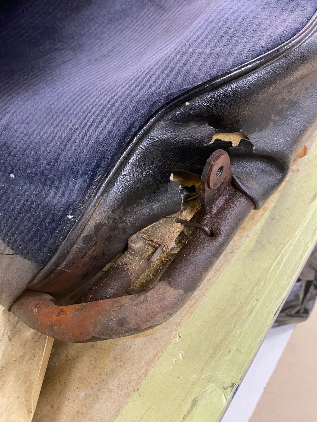 091121 1970 MGB Roadster Seat Teardown 36 1