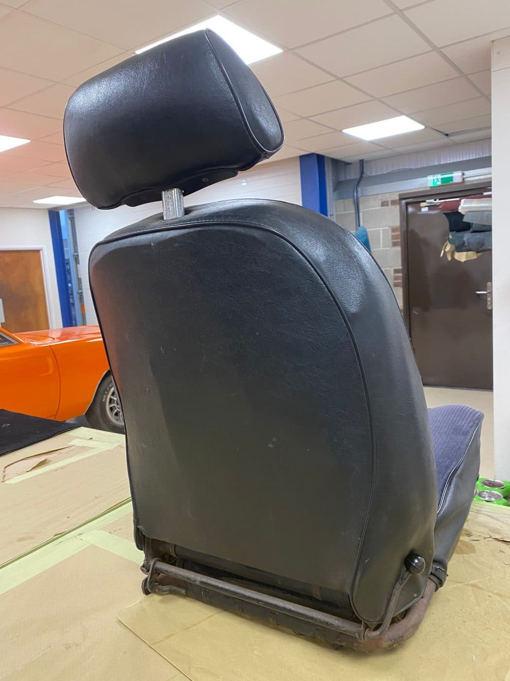 091121 1970 MGB Roadster Seat Teardown 40 1