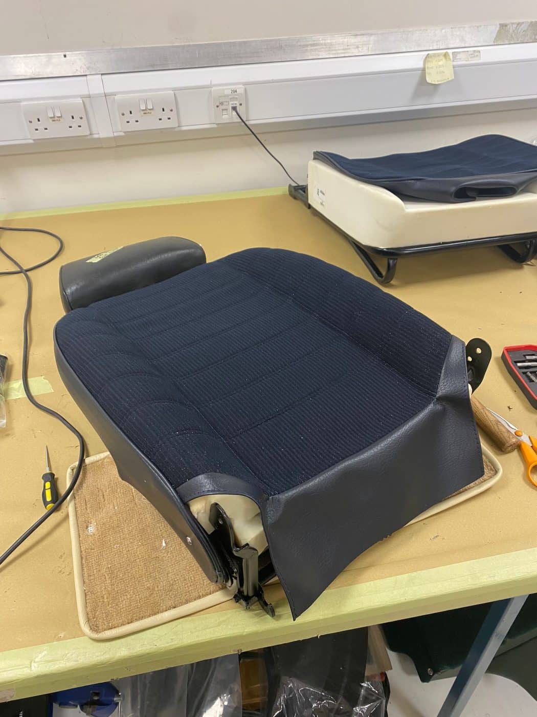 111121 1977 MGB Roadster Seats Finished 17 1