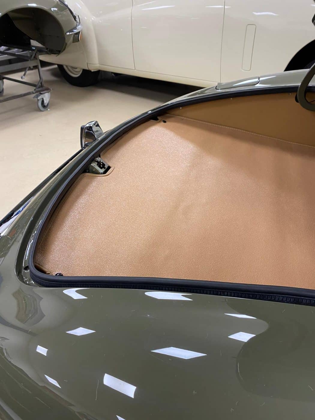 061221 1973 Jaguar E Type Boot 1