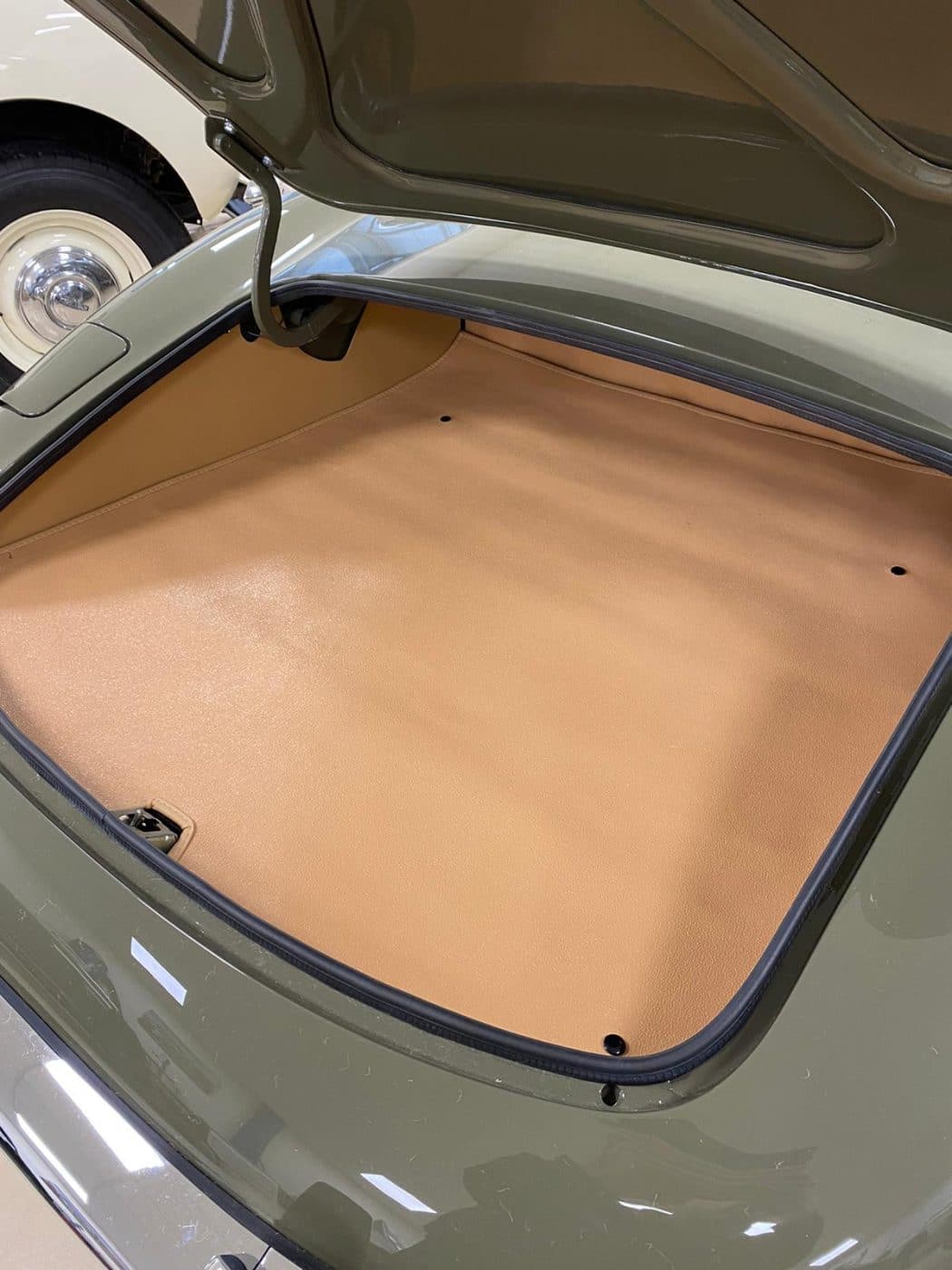 061221 1973 Jaguar E Type Boot 2 1