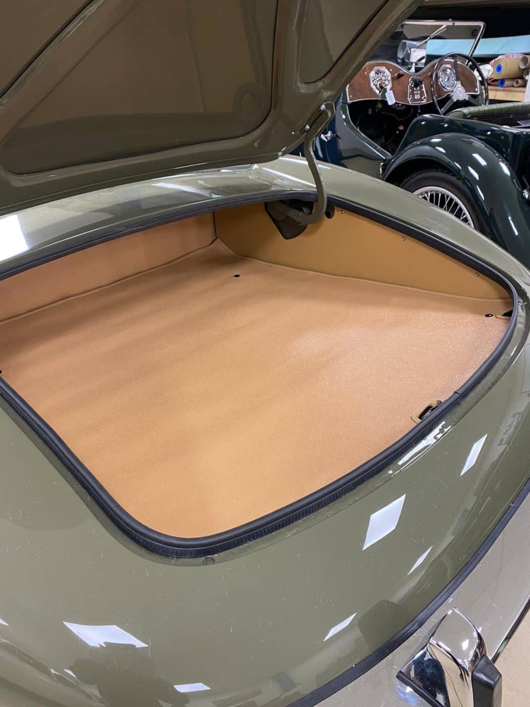 061221 1973 Jaguar E Type Boot 3 1