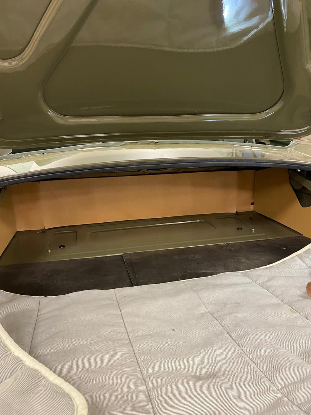 061221 1973 Jaguar E Type Boot 6 1