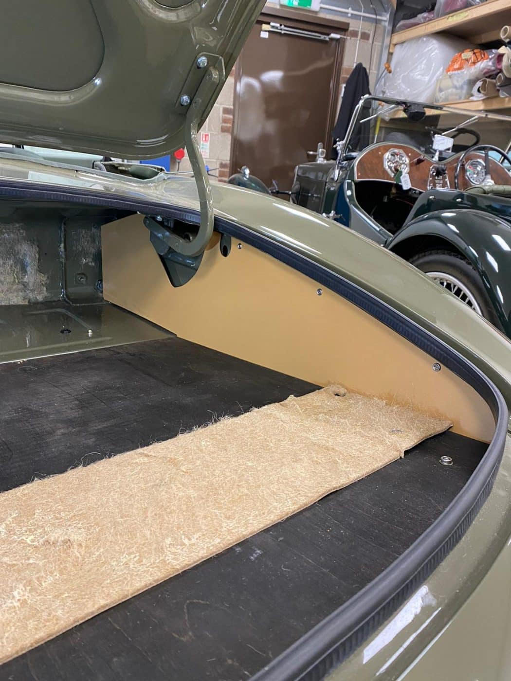 061221 1973 Jaguar E Type Boot 7 1