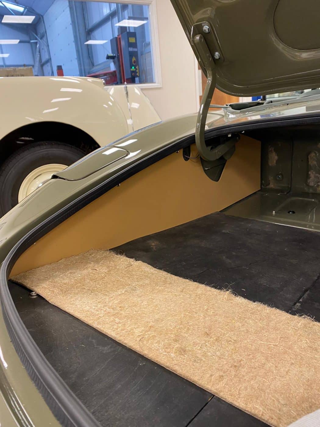 061221 1973 Jaguar E Type Boot 8 1