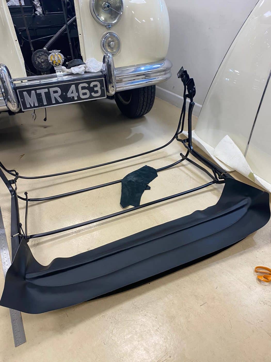 061221 1973 Jaguar E Type SoftTop 3 1