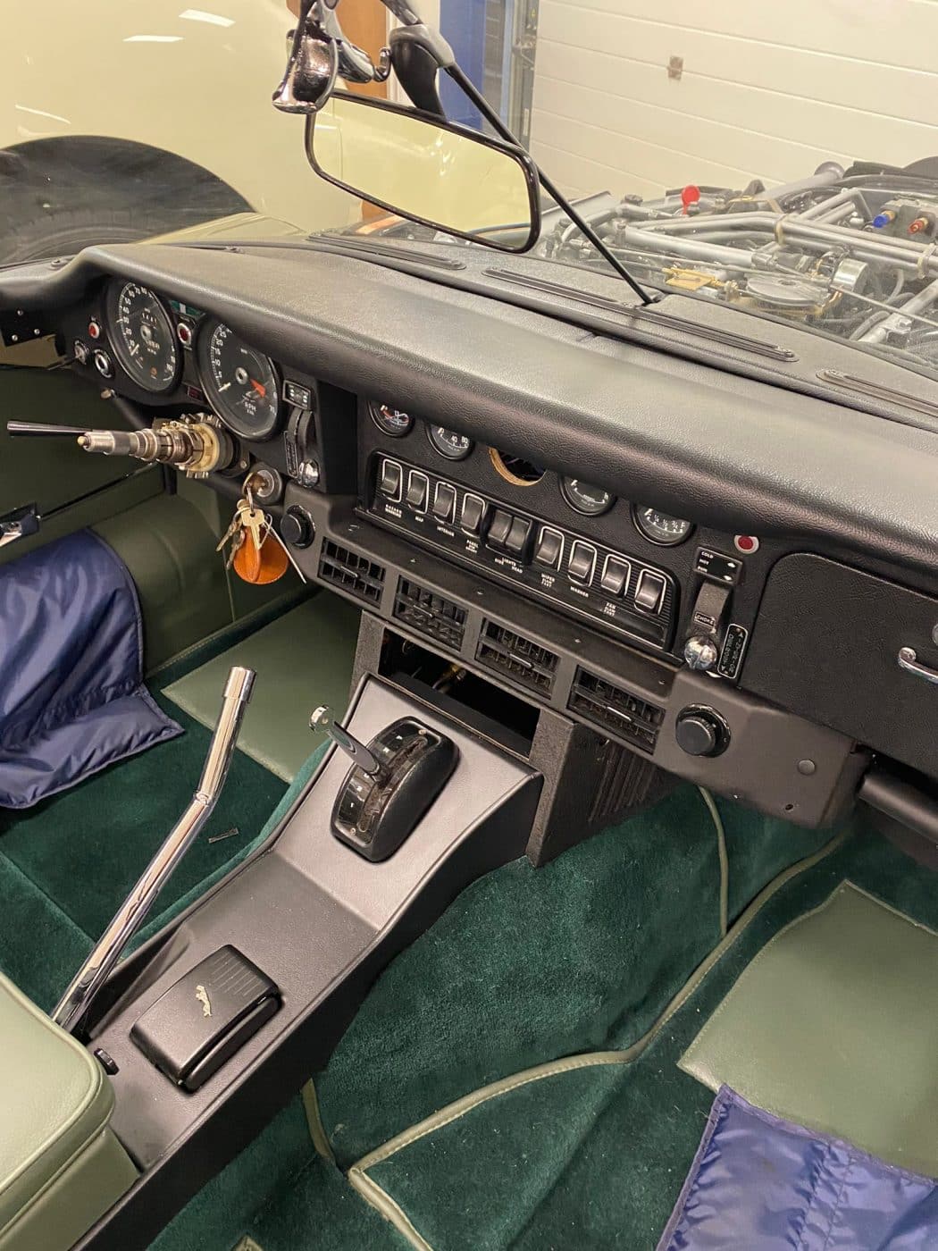 091221 1973 Jaguar E type Roadster Dash and Hood 14 1