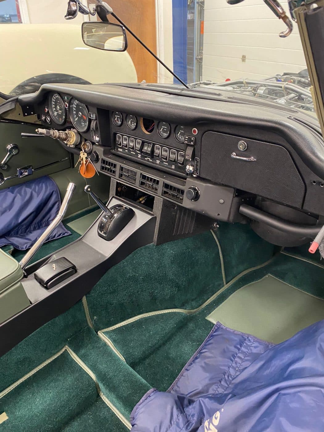 091221 1973 Jaguar E type Roadster Dash and Hood 15 1